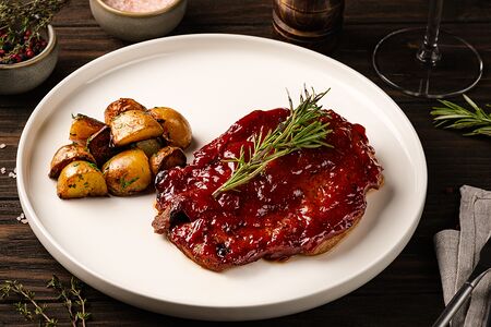Стейк из cвинoй шеи с молодым картофелем
