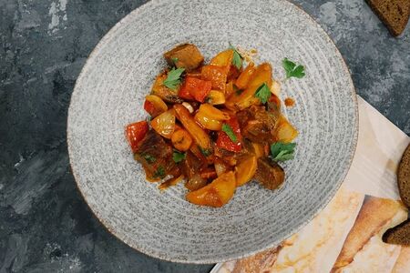 Гуляш с картофелем по-деревенски