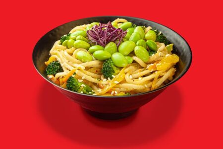 Удон с ореховым соусом и эдамаме