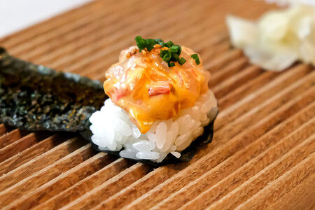 Хенд-ролл Желтохвост и спайси-соус