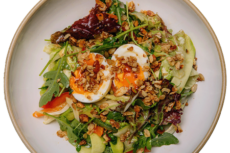 Зеленый салат с яйцом и гранолой