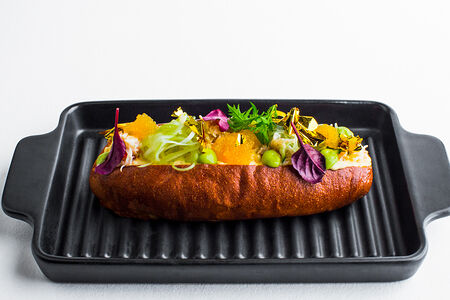 Хот-дог с крабовым мясом, щучьей икрой и сусальным золотом