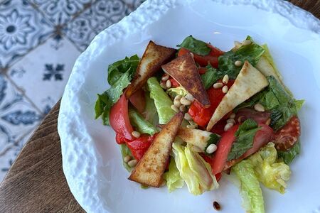 Салат с печёным перцем, томатами и сыром халуми