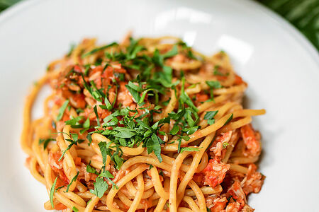 Спагетти с камчатским крабом и томатным соусом
