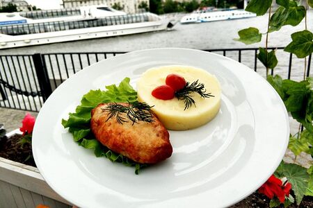 Куриные котлеты с картофельным пюре