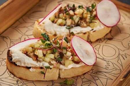 Брускетта с угрем