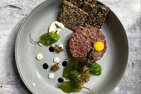Тартар из телятины со злаковыми хлебцами