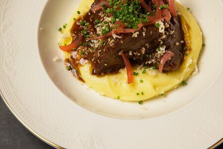 Щека говяжья с картофельным пюре