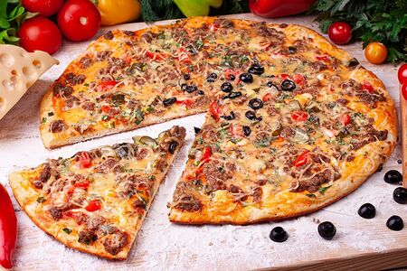 Пицца Мясная говядина, огурцы соленые, помидор