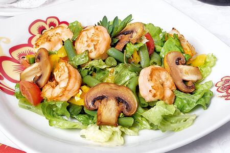 Тёплый салат с креветками, грибами и зелёной фасолью