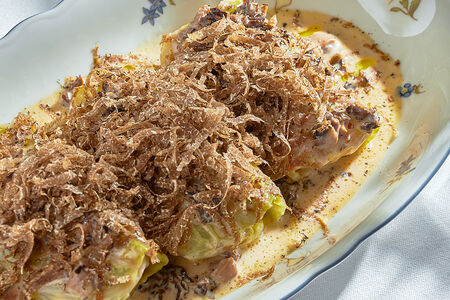 Голубцы с говядиной, соус из сморчков