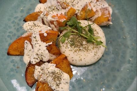 Салат с фермерской бурратой и хурмой