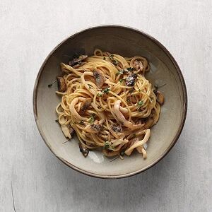 Спагетти с кальмаром и грибами