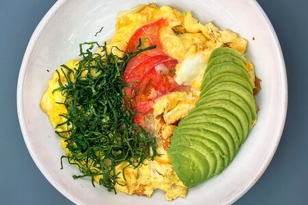 Скрэмбл с томатами и авокадо