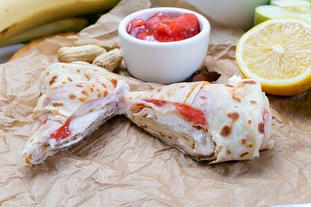 Блин творожная масса с изюмом и клубника