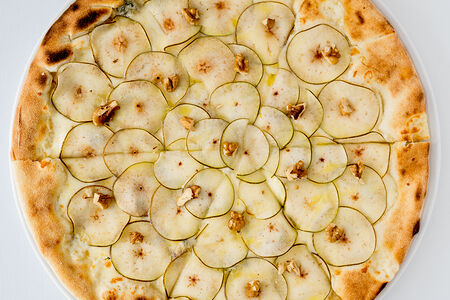 Пицца с горгондзолой и грушей