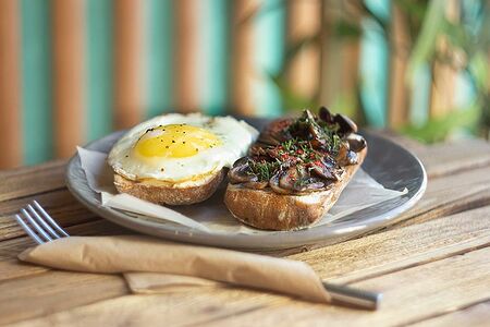 Бутерброды с жареными грибами, яичницей и творожным сыром