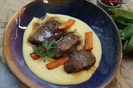 Говяжьи щеки с полентой и демигласом