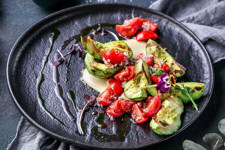Жареное авокадо на гриле со сладкими томатами