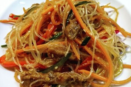 Обжаренная говядина с корейской морковью, фунчозой и овощами