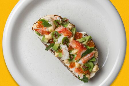 Брускетта с крабом