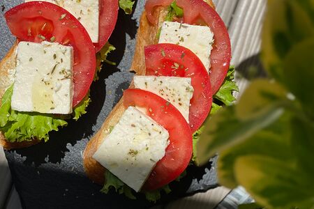 Брускетта с фетой и помидором