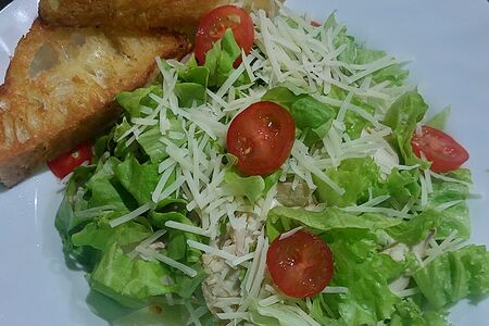 Салат Цезарь с курицей