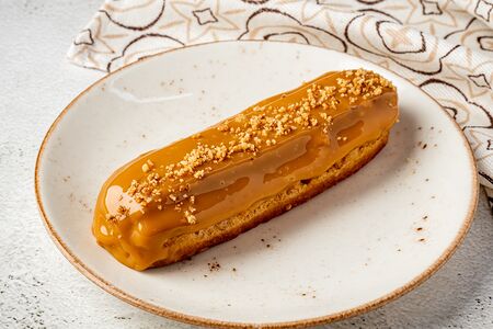 Эклер шоколадный