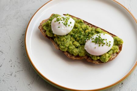 Тост с авокадо и яйцами пашот