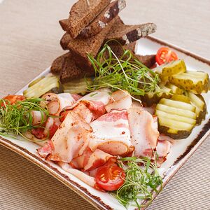 Сало с огурчиками из бочки