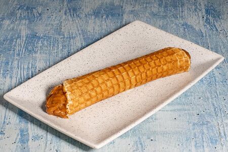 Вафельная трубочка с вареной сгущенкой