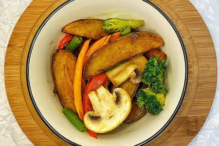 Вок картофель с овощами