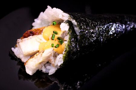 Хенд ролл с угрём