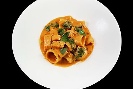 Каламарата с лососем в сливочно-томатном соусе