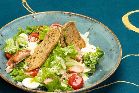 Салат Цезарь с курицей