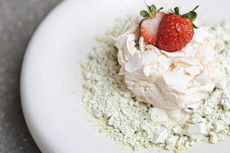 Меренговое пирожное с голубикой и фисташками