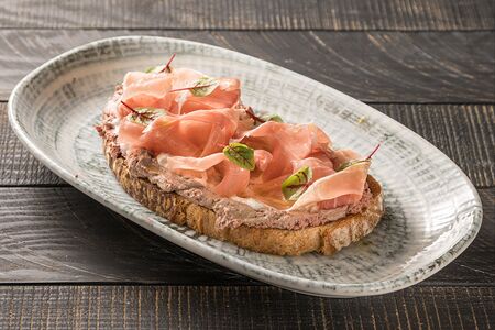 Брускетта с пате из куриной печени, прошутто и страчателлой