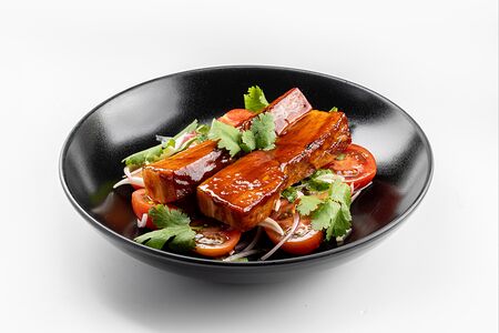 Свиная грудинка в соусе BBQ с томатами