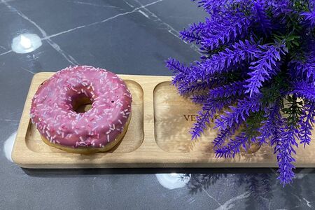 Донат ягодный микс с начинкой со вкусом ягод