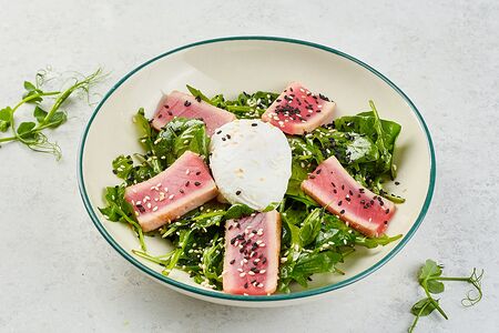 Салат с тунцом и яйцом пашот