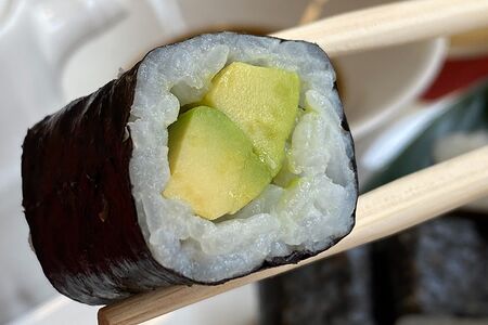 Мини-роллы с авокадо