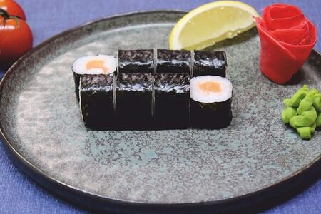 Мини-ролл с лососем