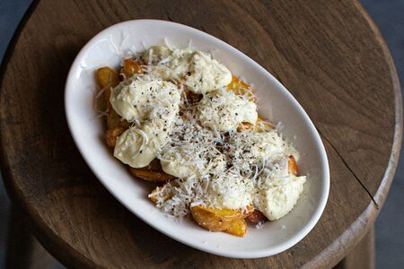 Картофельные дольки с сыром фрико и горчичным айоли