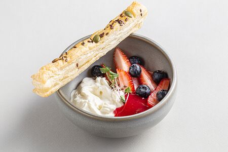 Страчателла со свежими ягодами и пюре из клубники