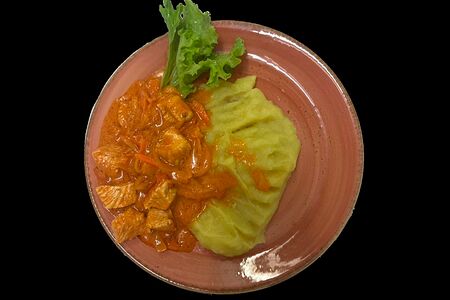 Гуляш из куриного филе с пюрешкой
