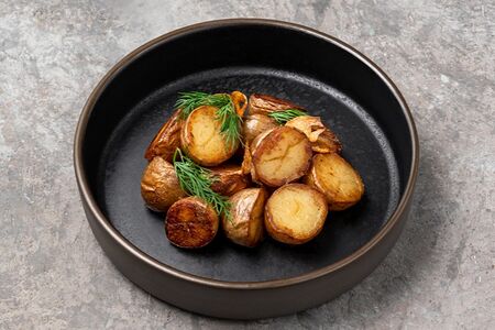 Беби картофель с жареным чесноком