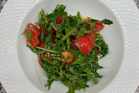 Руккола и помидоры