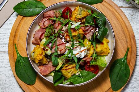 Салат с баклажанами и беконом