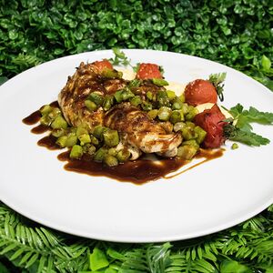 Куриное филе со спаржей в соусе