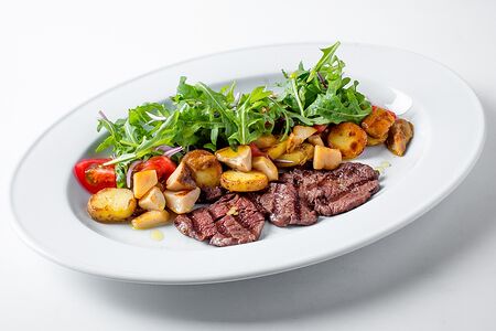 Теплый салат с телятиной и белыми грибами